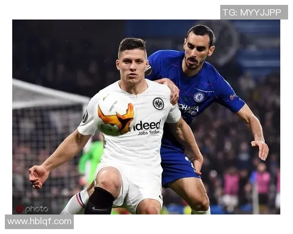 意大利国脚西涅接受赞助商邀请,现身米兰时装周 意大利国脚西涅接受赞助商邀请,现身米兰时装周